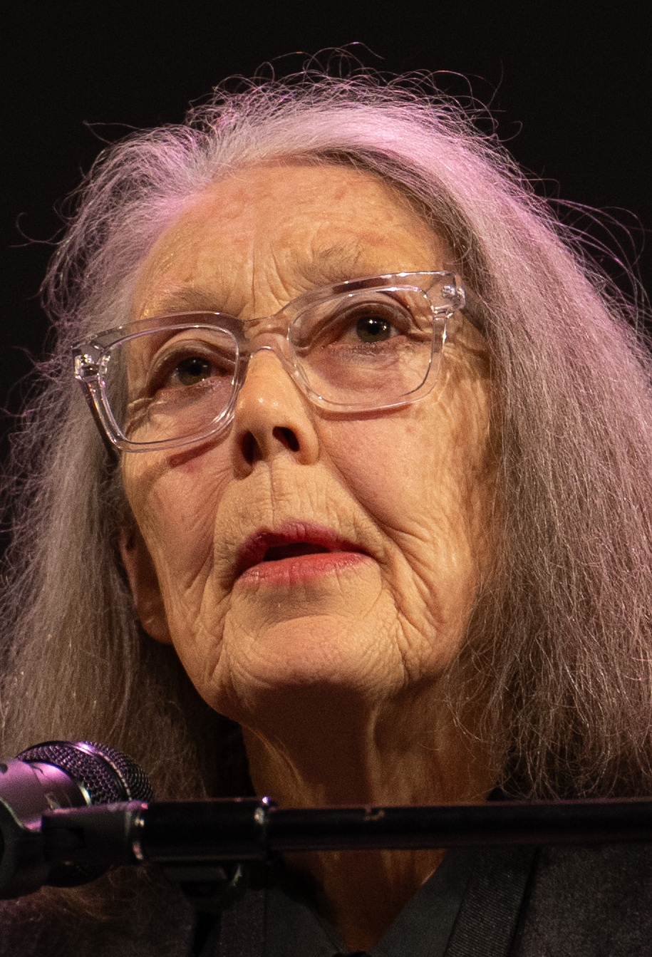 Portrait d’Anne Carson lors d’une lecture des finalistes des National Book Awards à New York en novembre 2024