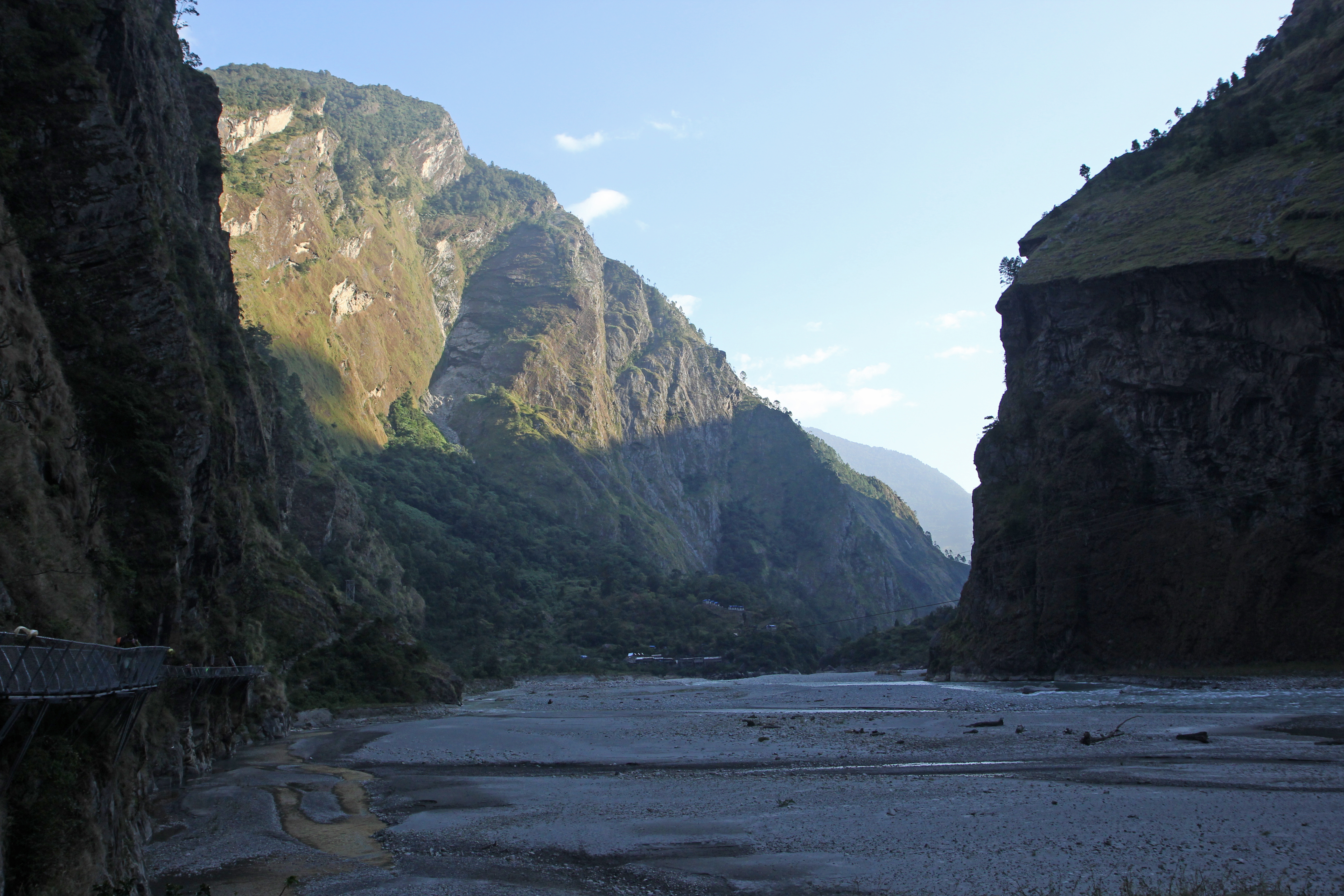 Pont suspendu au-dessus de la Budhi Gandaki entre Yaru Bagar et Jagat, au Népal, photographié en octobre 2018, archive qui ne montre pas la crue de 2026