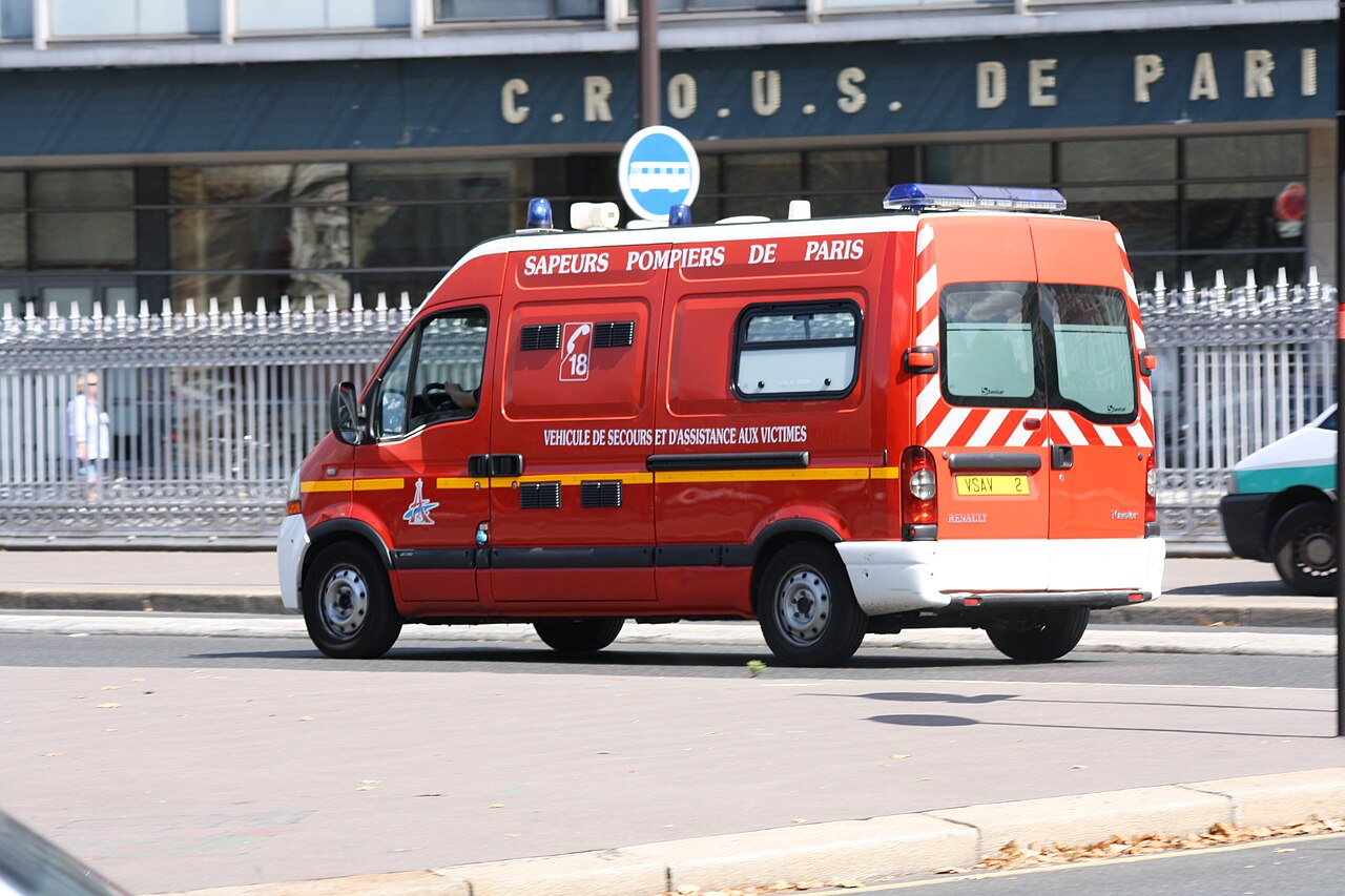 Véhicule de secours parisien photographié en 2011, pas une image des manifestations de 2026
