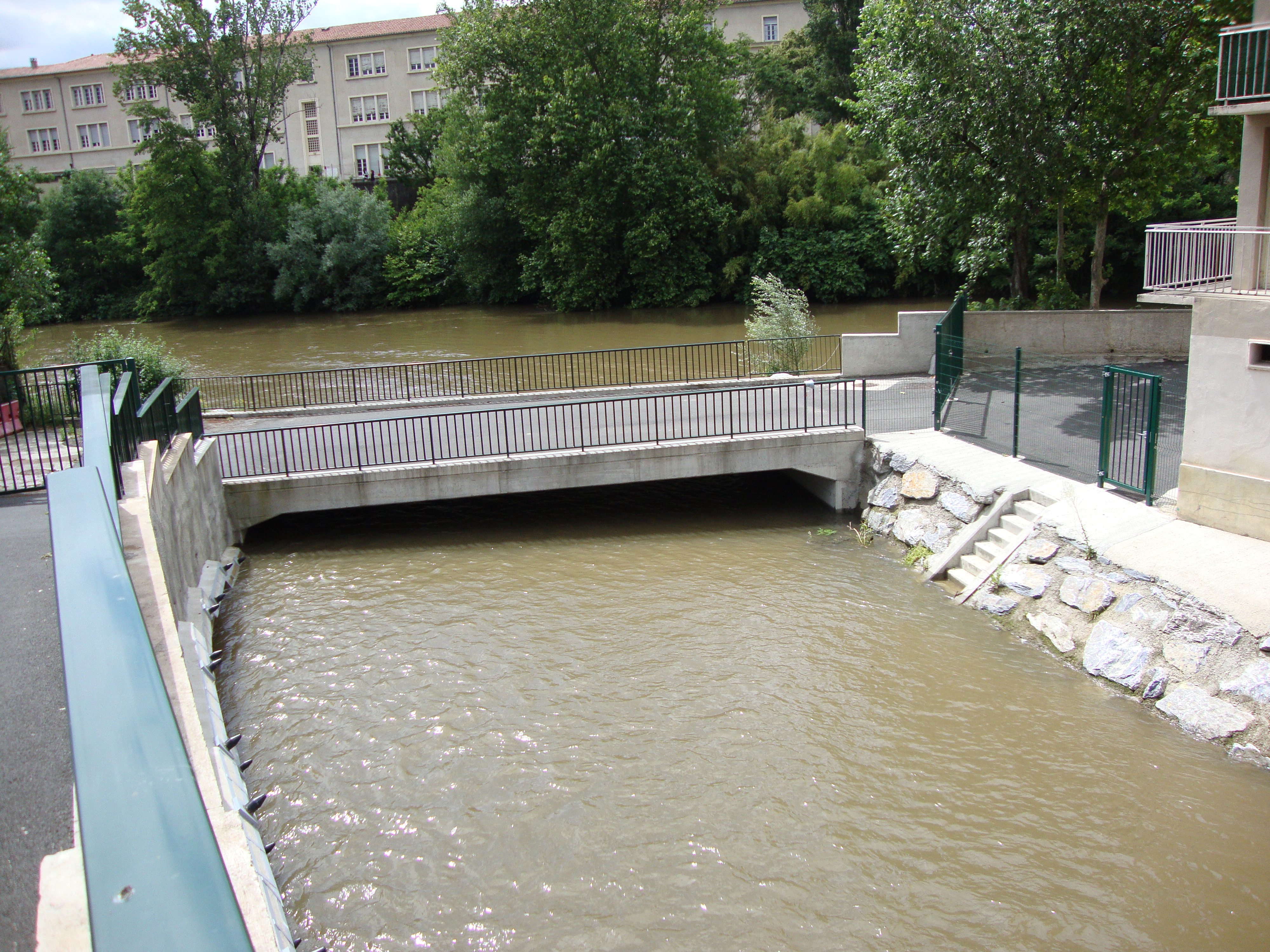 Confluence de la Durenque et de l’Agout à Castres, photographiée en juin 2010 ; archive du territoire desservi, pas vue de l’A69 ni de la manifestation