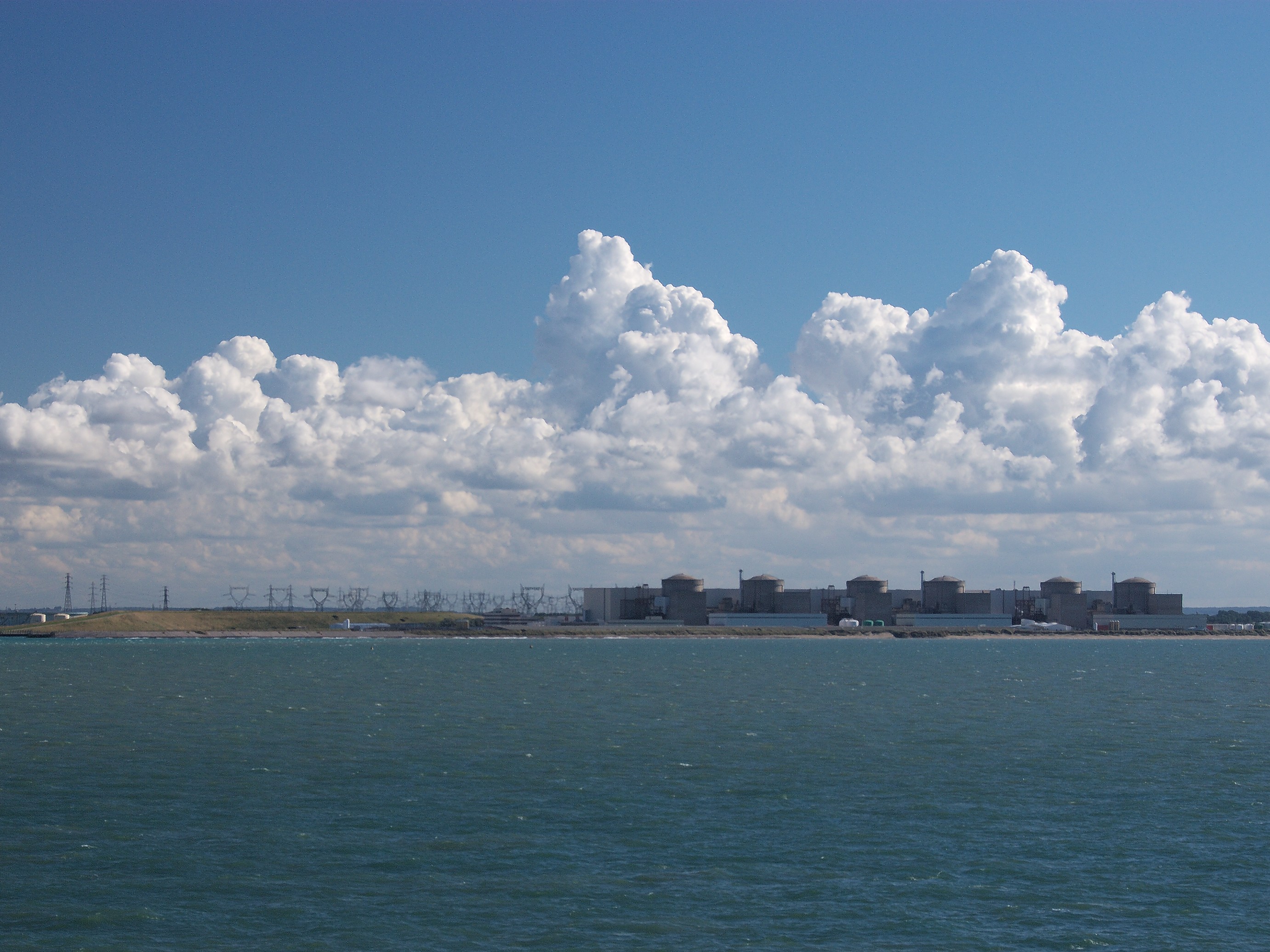 Les réacteurs de la centrale nucléaire de Gravelines vus depuis la mer, photographie de 2010