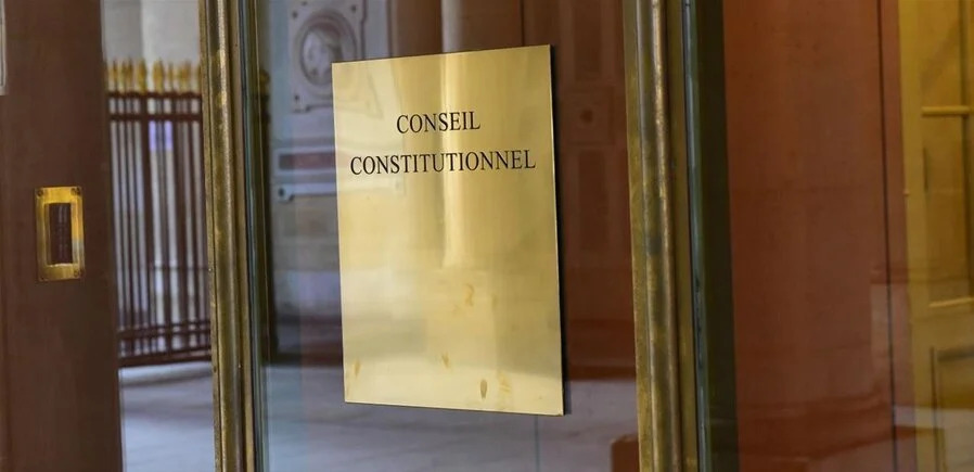 Plaque du Conseil constitutionnel à l'entrée de l'institution au Palais-Royal, photographie d'archive