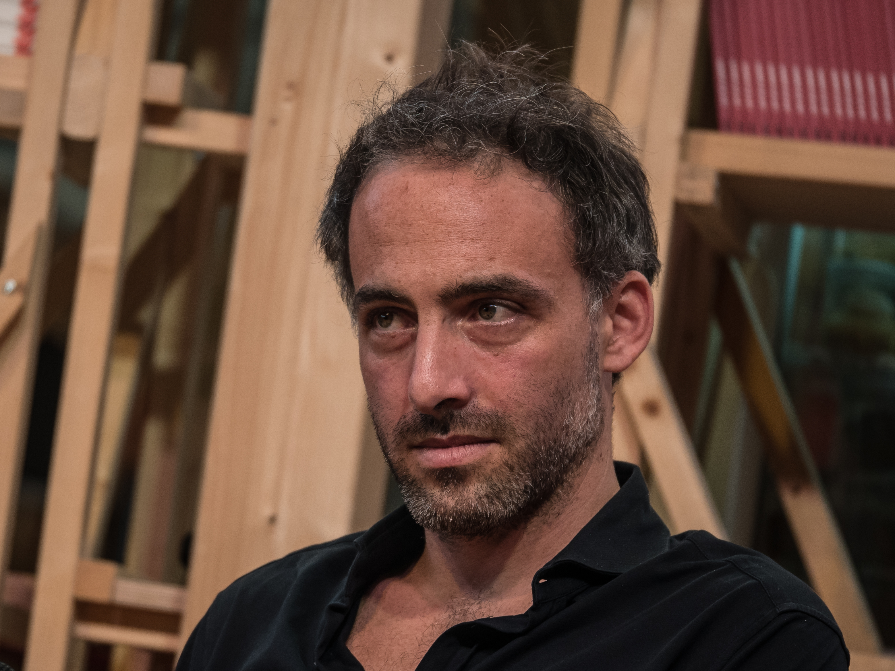 Raphaël Glucksmann à la Foire du livre de Francfort le 13 octobre 2017, portrait d’archive qui ne montre pas l’annonce du résultat de 2026