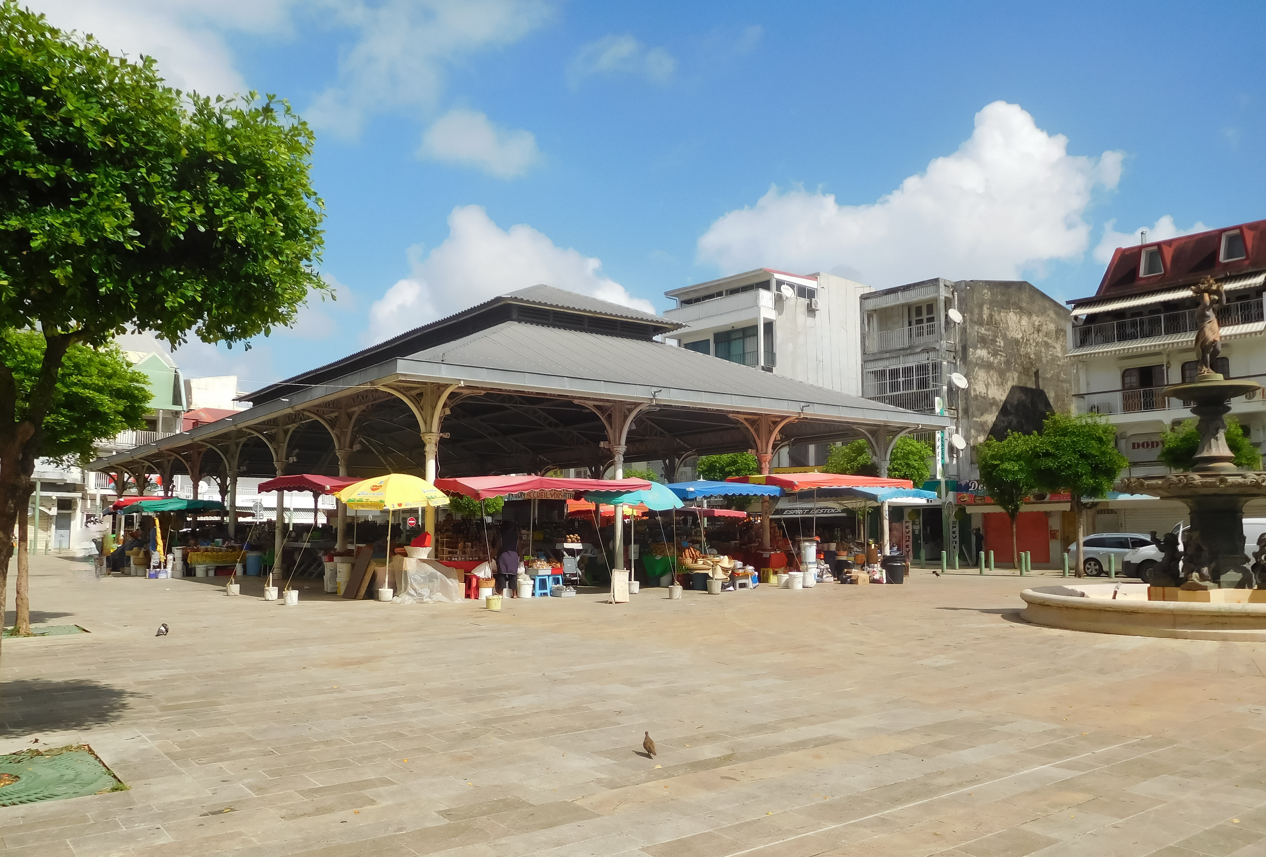 Marché central de Pointe-à-Pitre et étals colorés en journée sur une photographie d’archive du 4 septembre 2017, sans lien avec les violences de 2026