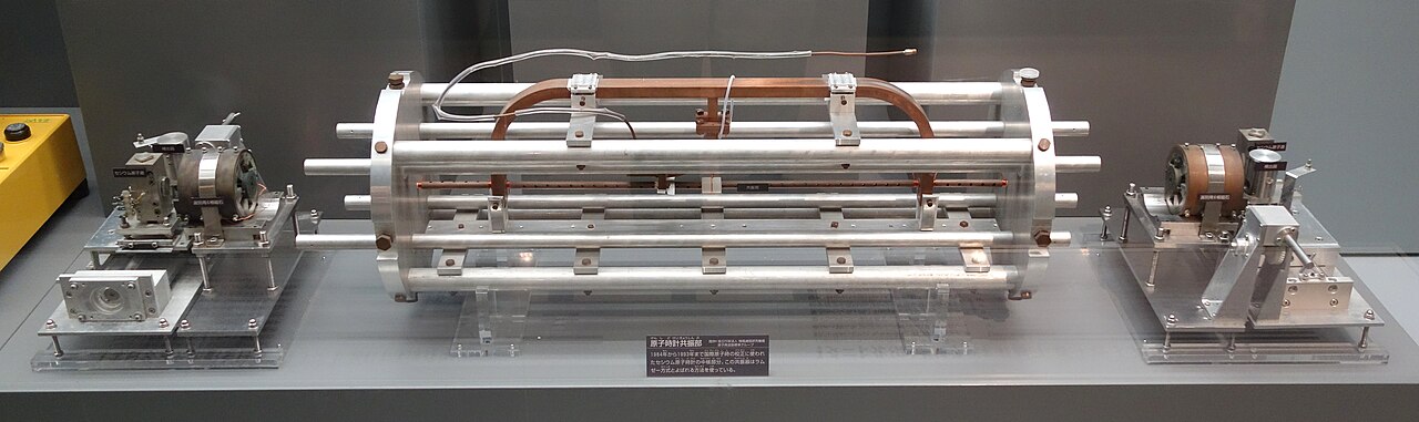Résonateur d’une ancienne horloge atomique au césium exposé au musée de Tokyo, photographié en septembre 2013, pas instrument de la décision de 2026
