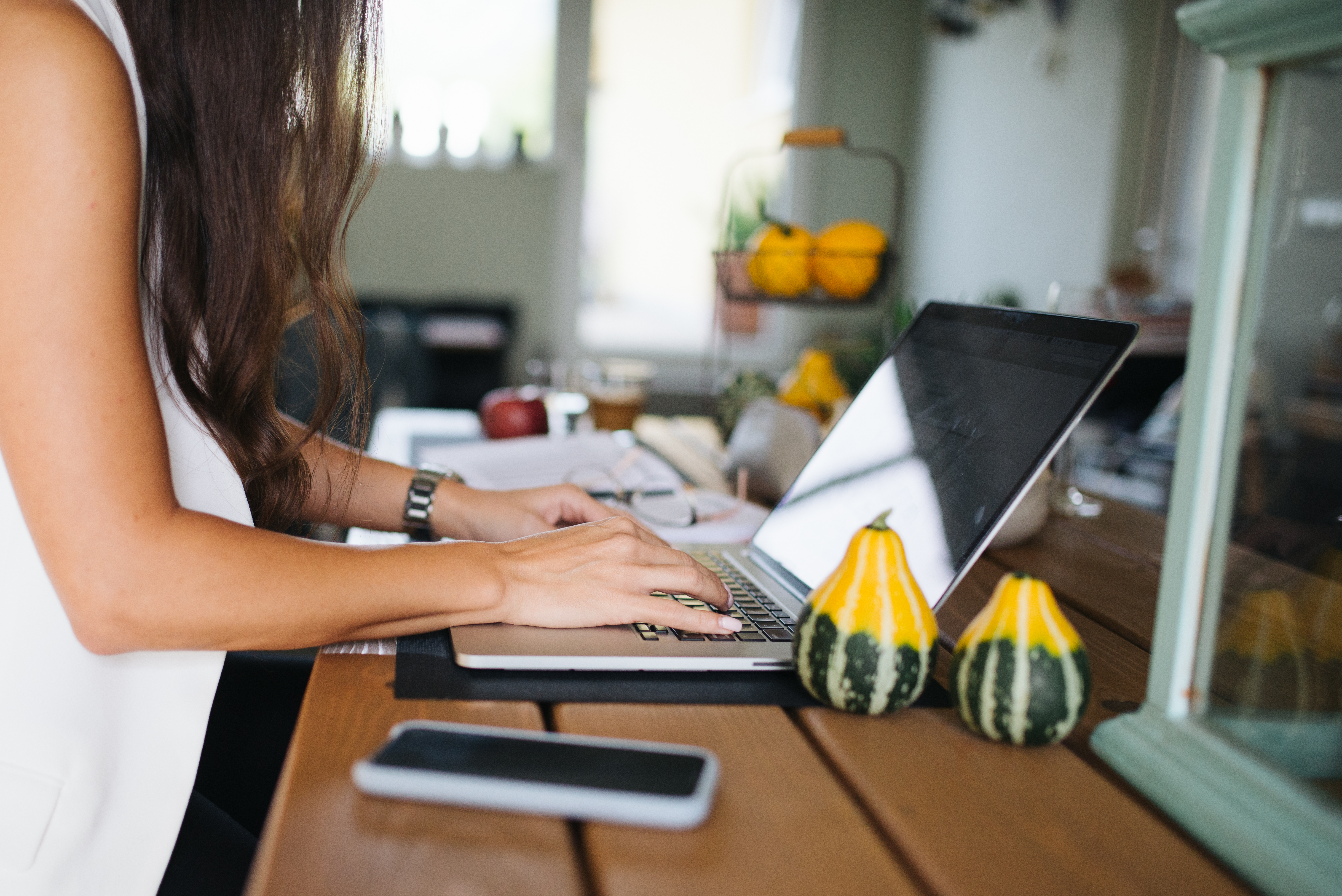 Une personne travaille sur un ordinateur portable en octobre 2020, illustration sans montrer une entreprise du baromètre ni une application d’IA
