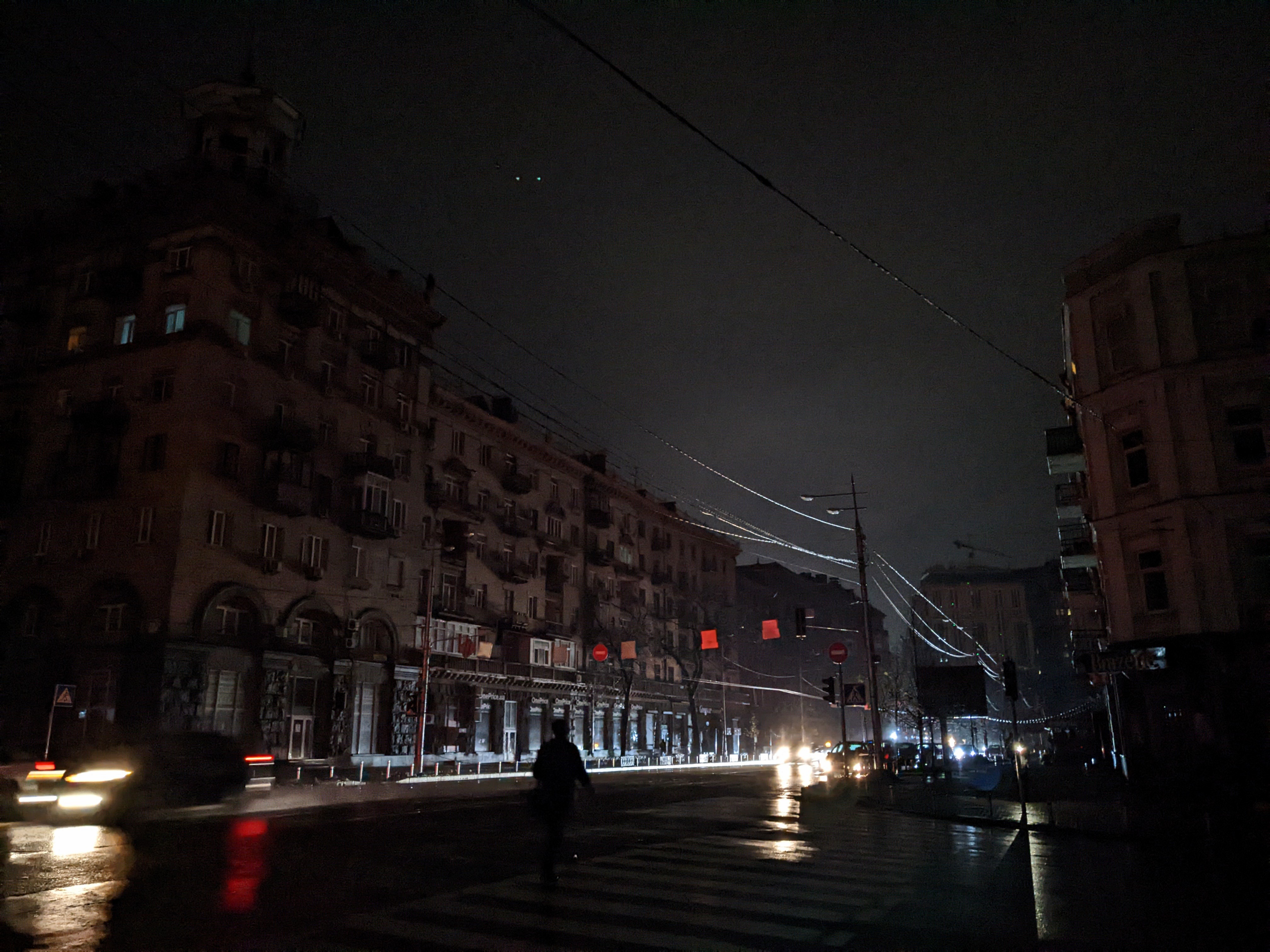 Rue Velyka Vasylkivska à Kiev dans l’obscurité le 25 novembre 2022, archive d’une coupure électrique qui ne montre pas la situation d’octobre 2026