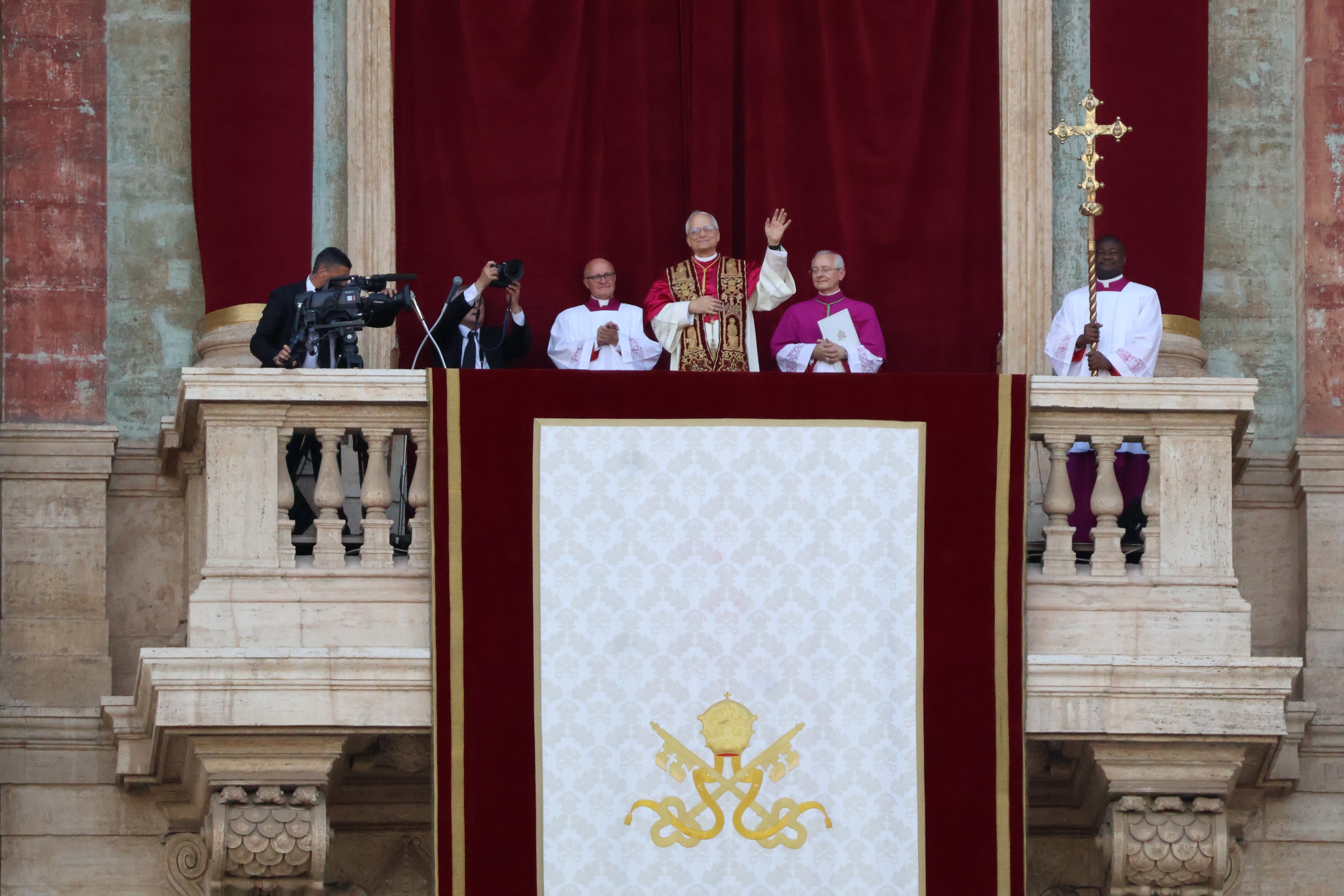Léon XIV à la loggia de la basilique Saint-Pierre après son élection le 8 mai 2025, photographie d’archive, pas l’Angélus d’octobre 2026
