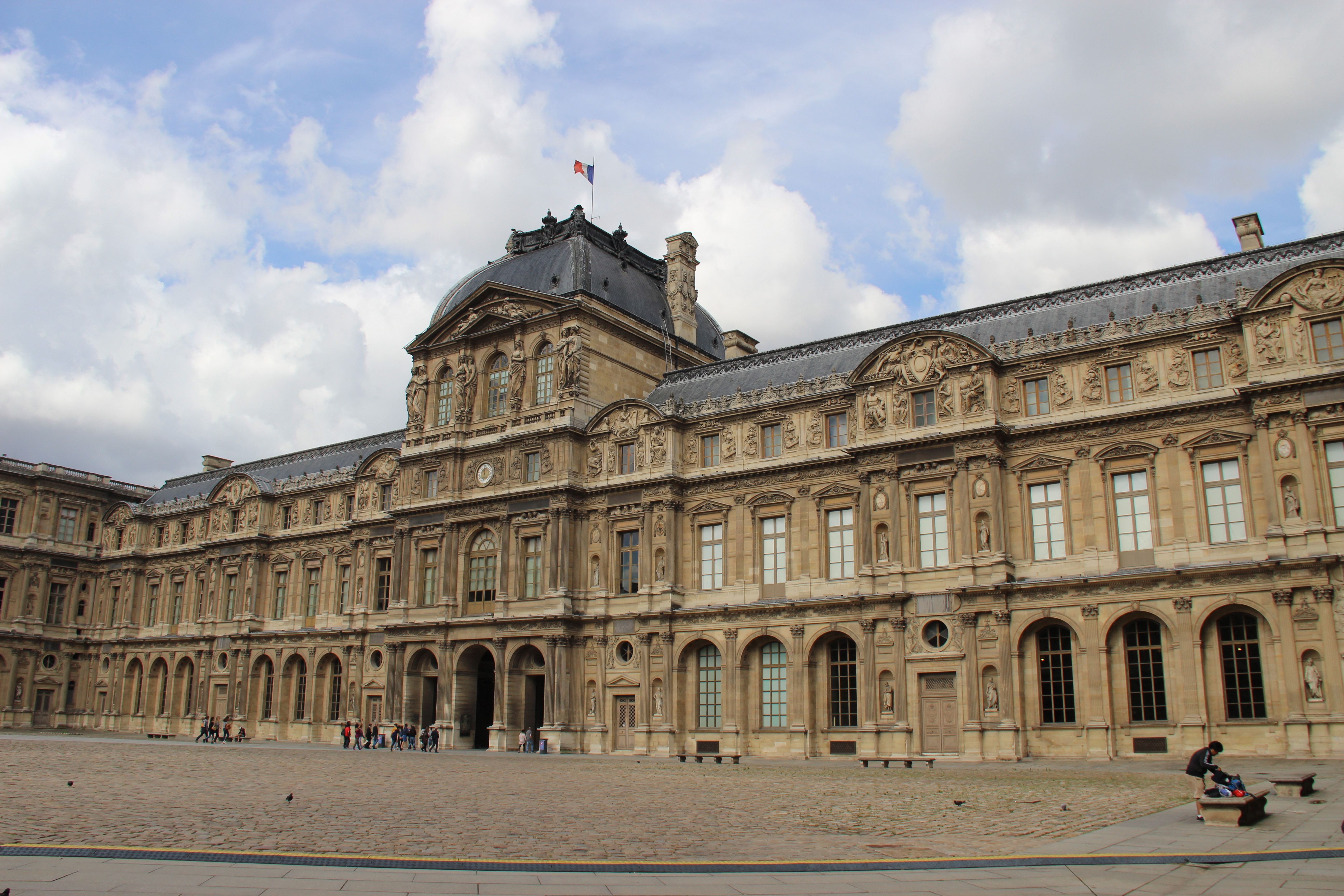 Façade de la Cour Carrée du Louvre photographiée en juillet 2016, archive sans lien avec la mobilisation de 2026