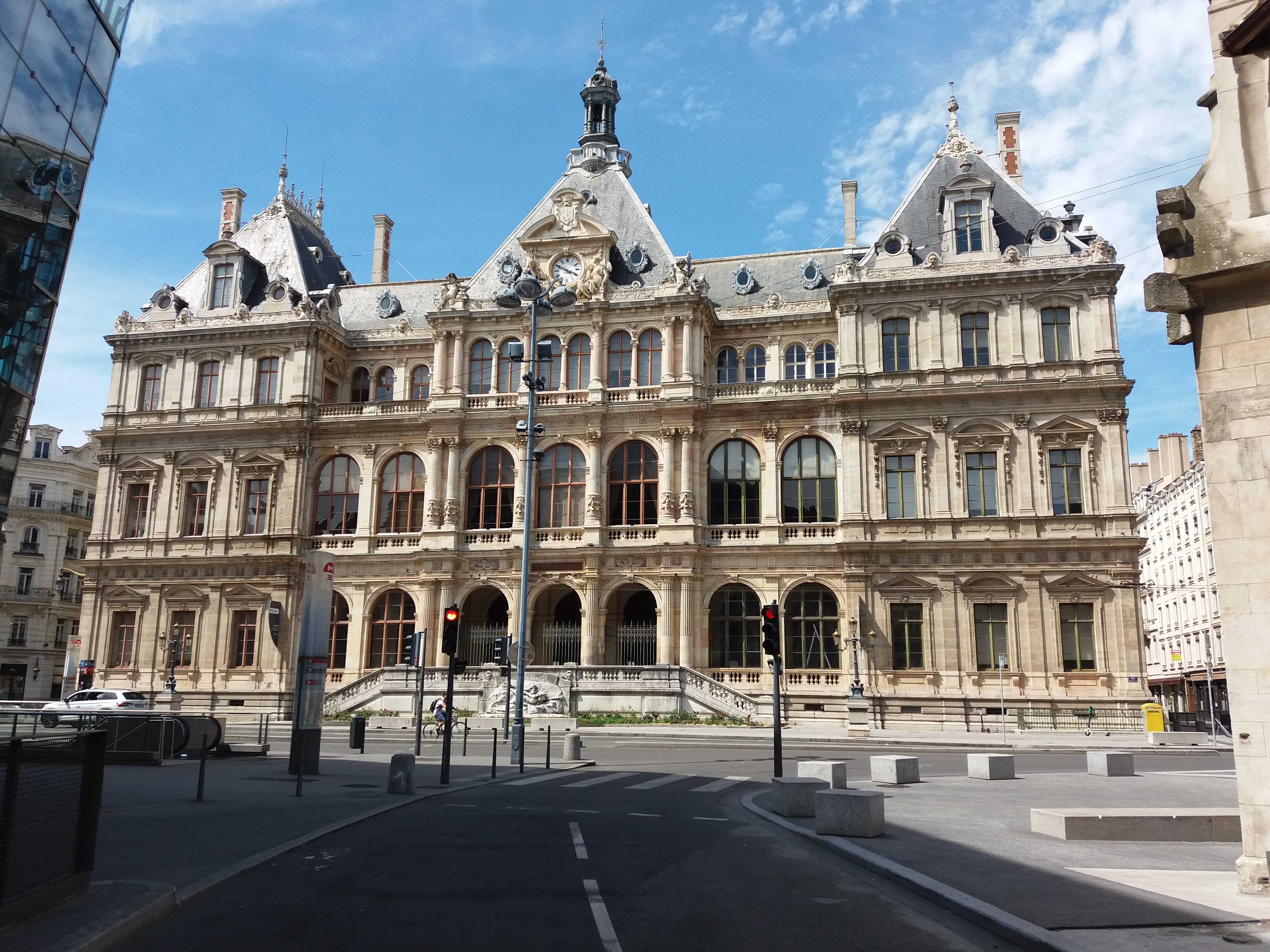 Palais de la Bourse à Lyon vu depuis la rue Grolée le 23 juin 2019, archive montrant l’édifice intact et non les événements de 2026