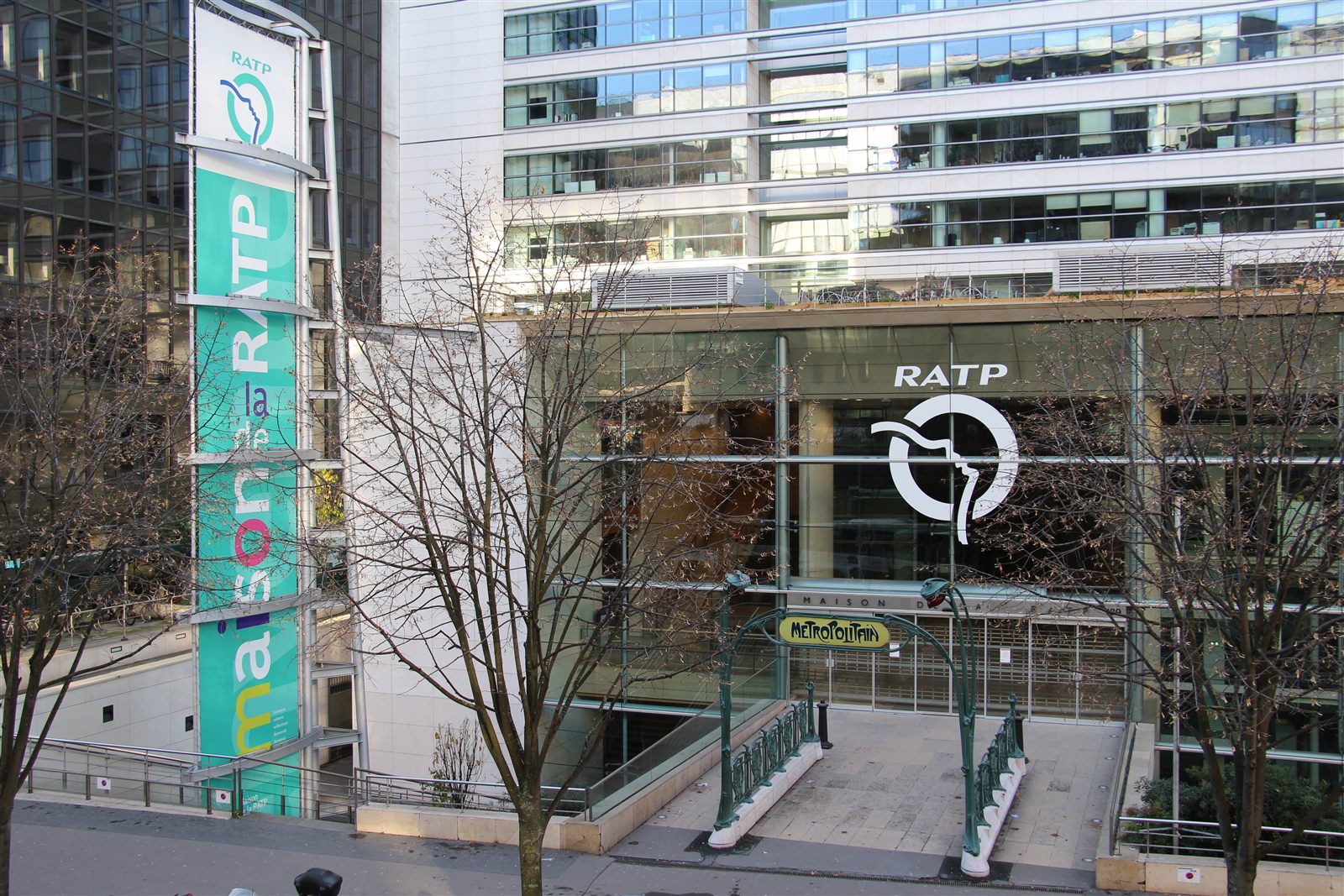 Façade vitrée de la Maison de la RATP à Paris, photographie d'archive utilisée comme illustration urbaine