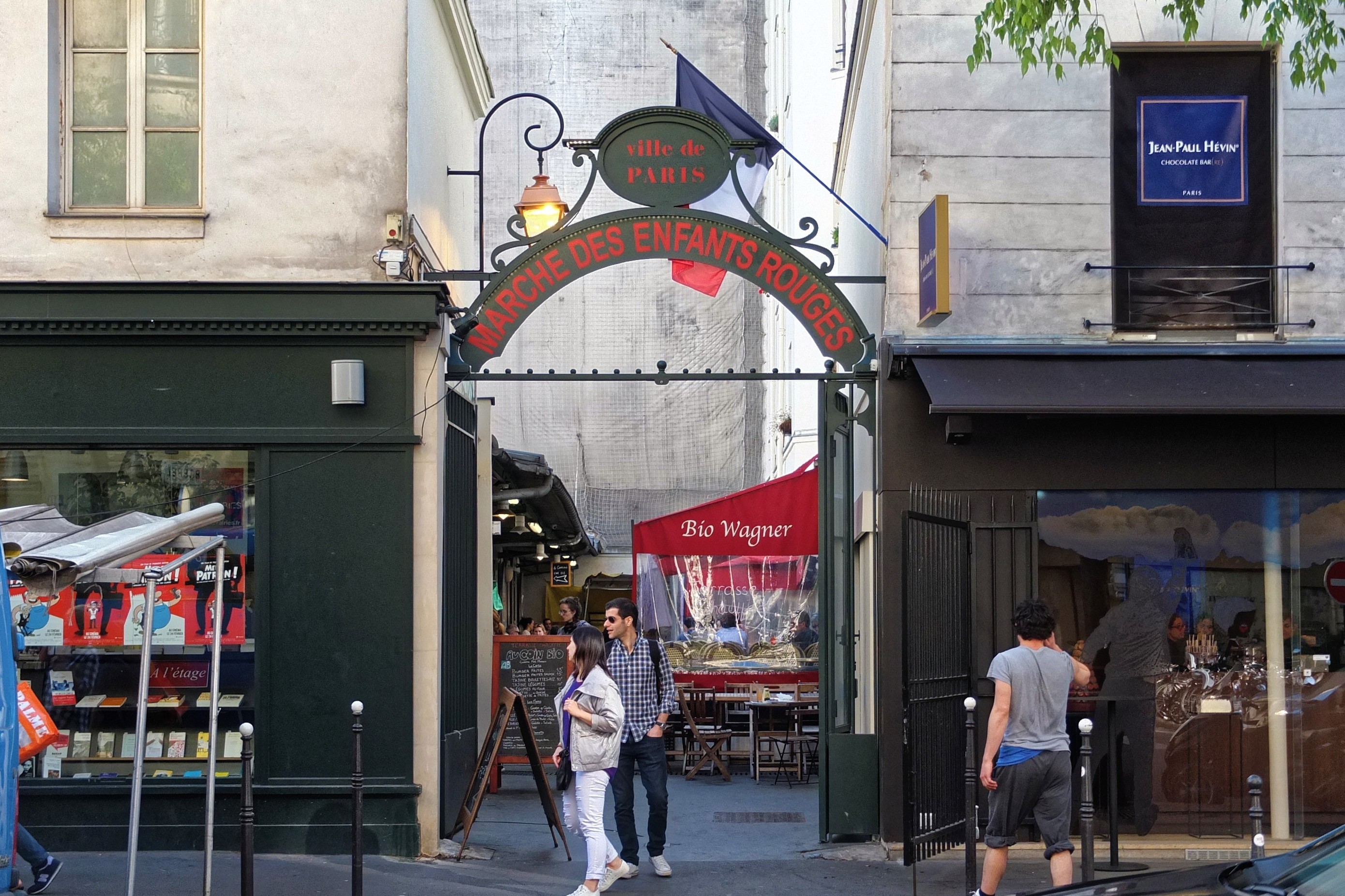 Entrée du marché des Enfants-Rouges à Paris photographiée le 6 mai 2016, archive avant l’incendie du 12 octobre 2026