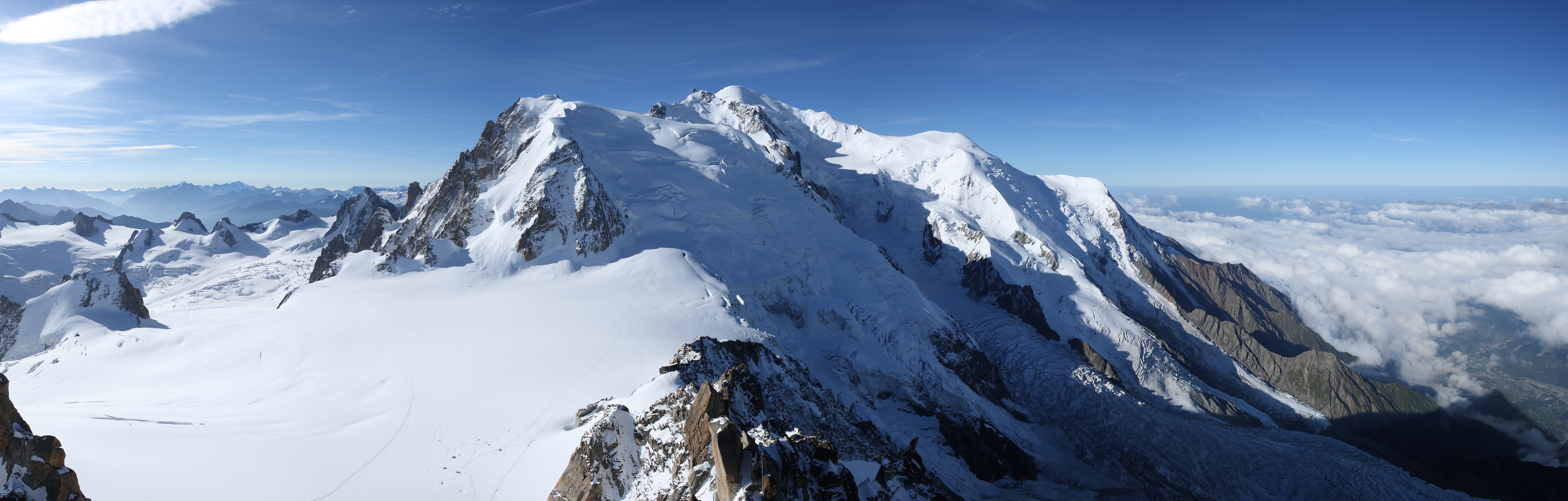 Panorama du mont Blanc enneigé vu depuis l’Aiguille du Midi en août 2007, photographie d’archive