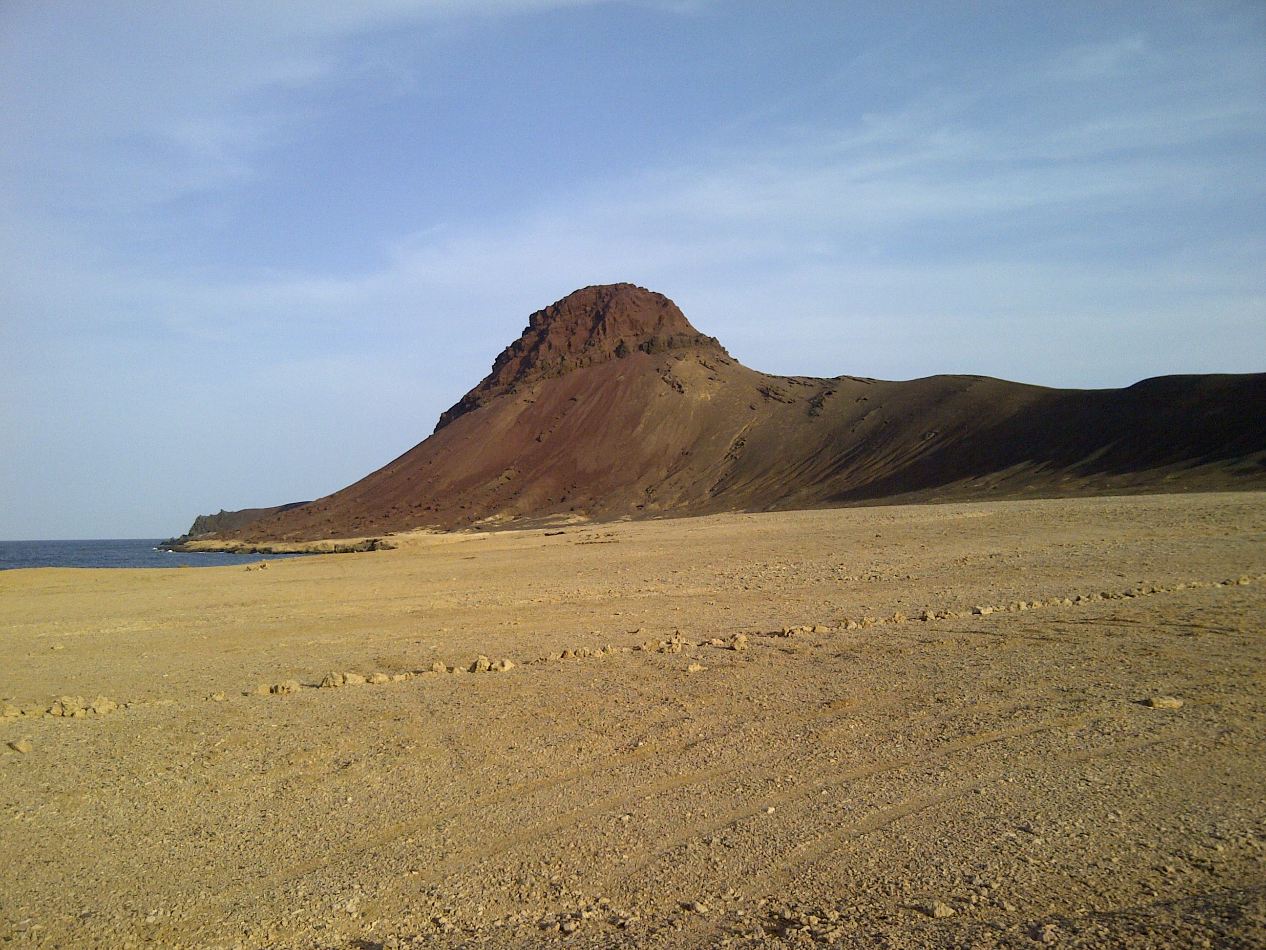 Littoral rocheux près d’Obock à Djibouti photographié le 30 avril 2012, archive sans rapport visuel avec le naufrage d’octobre 2026