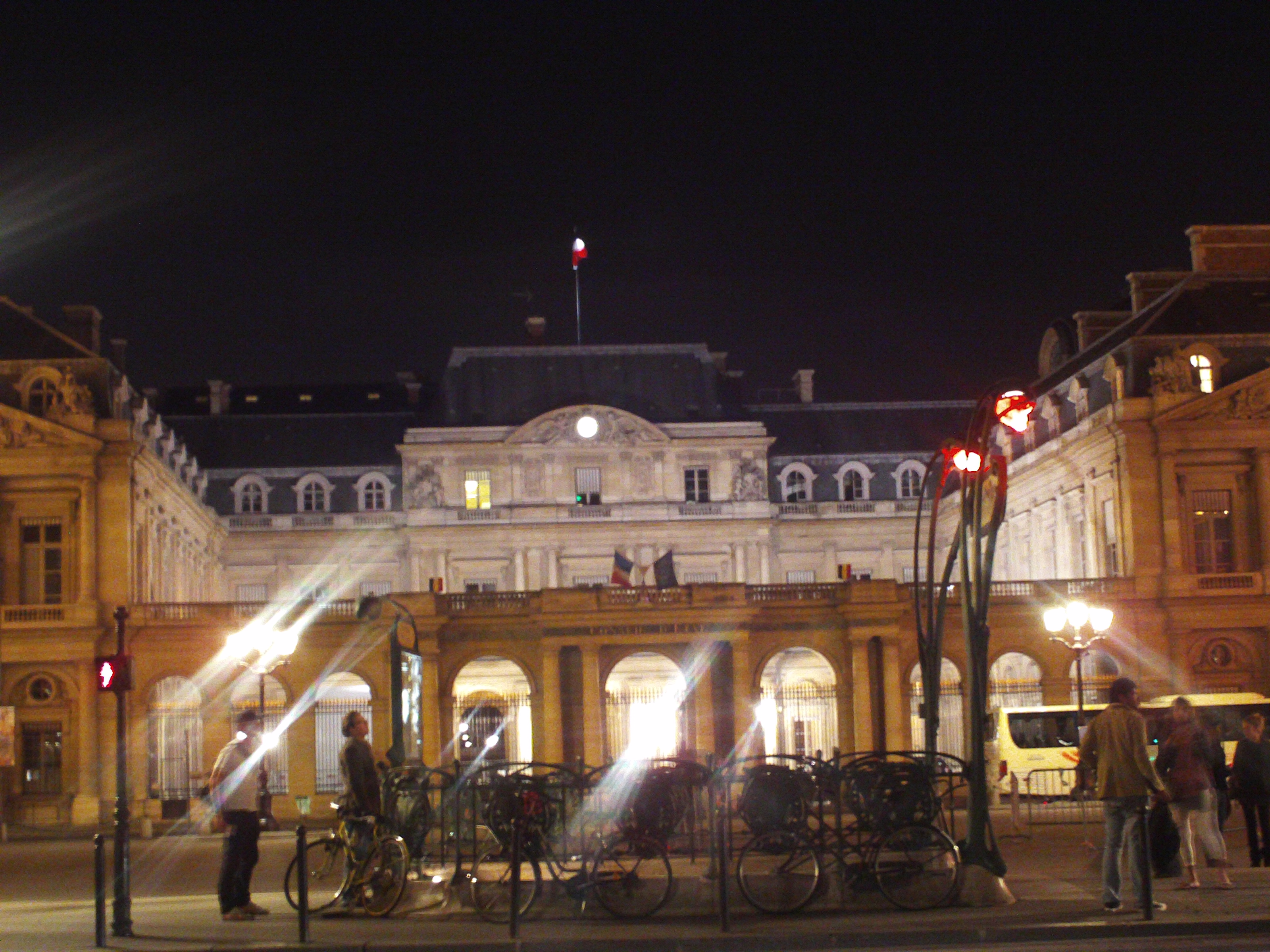 Façade du Palais-Royal illuminée à Paris, photographie d'archive de 2008