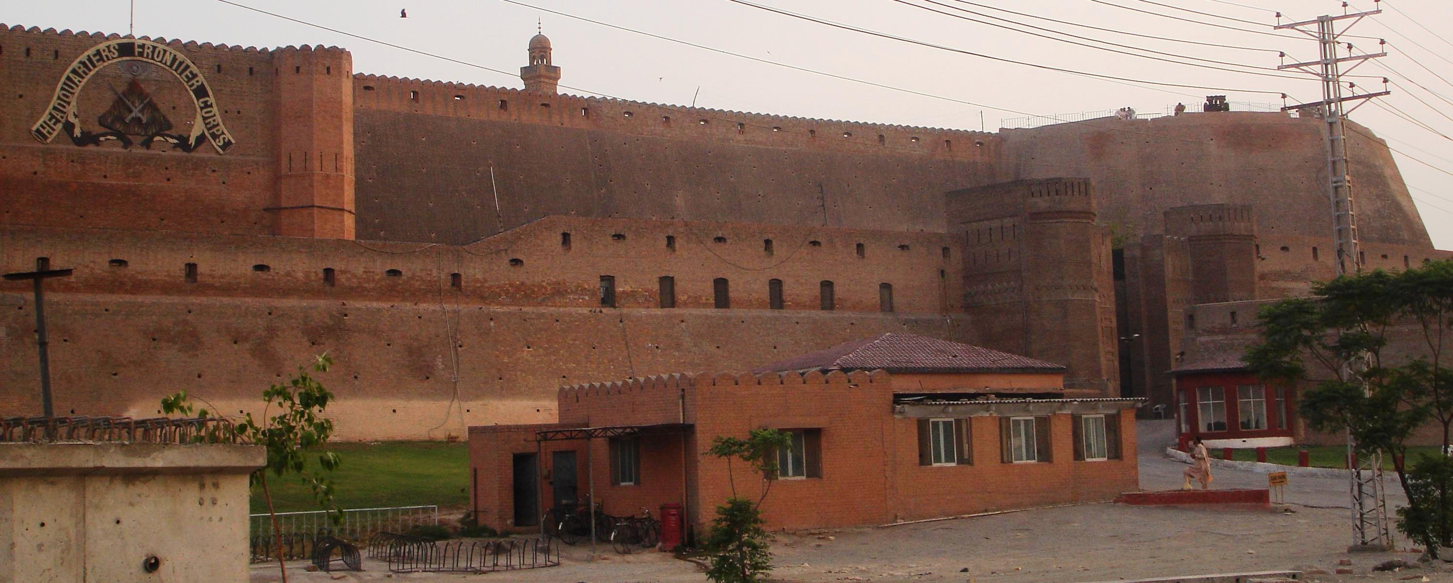 Vue panoramique d’archive du fort de Bala Hisar à Peshawar, sans lien visuel avec l’école touchée par l’effondrement