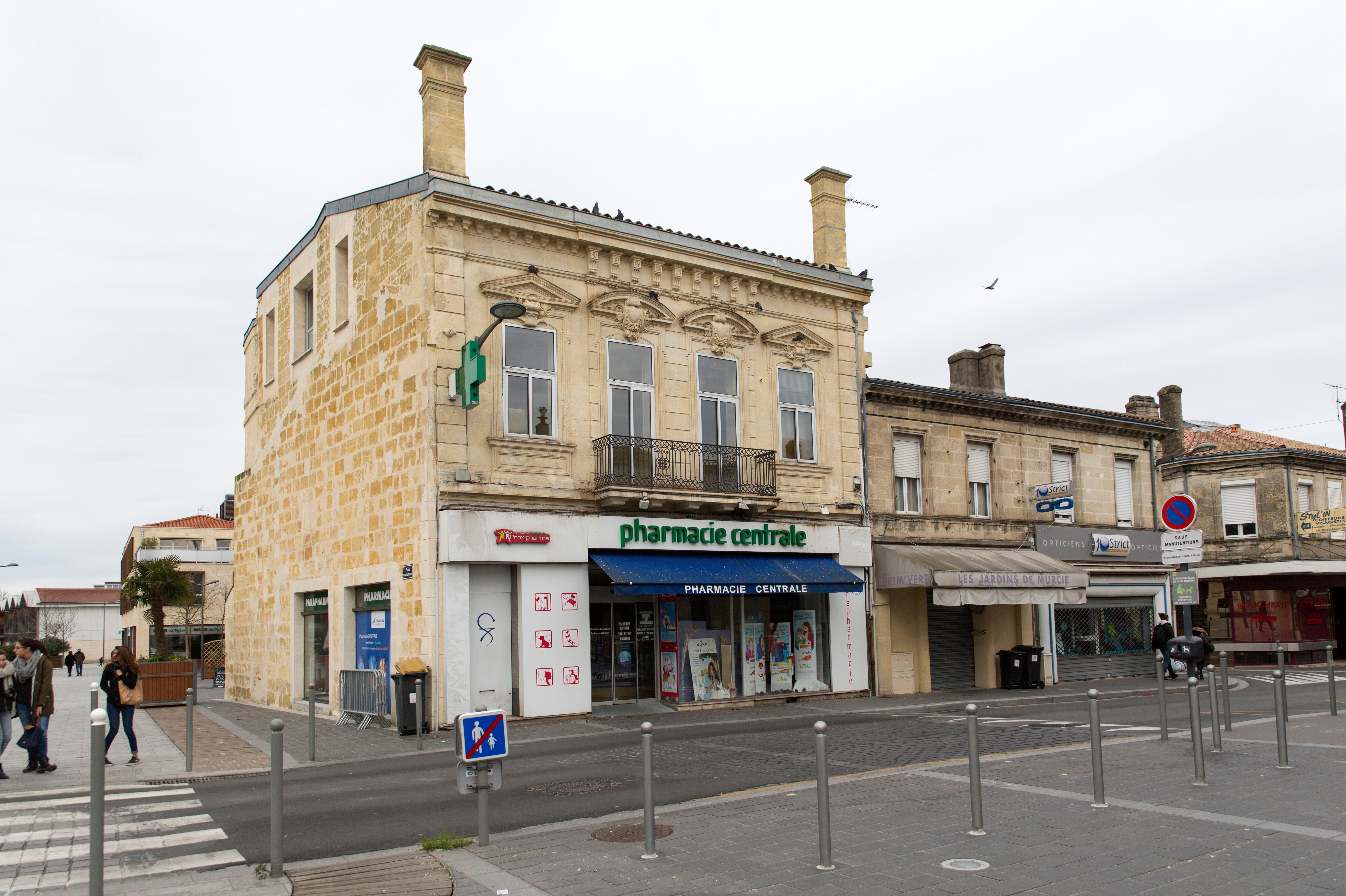 Façade d'une pharmacie dans le centre de Pessac, en Gironde, photographie d'illustration
