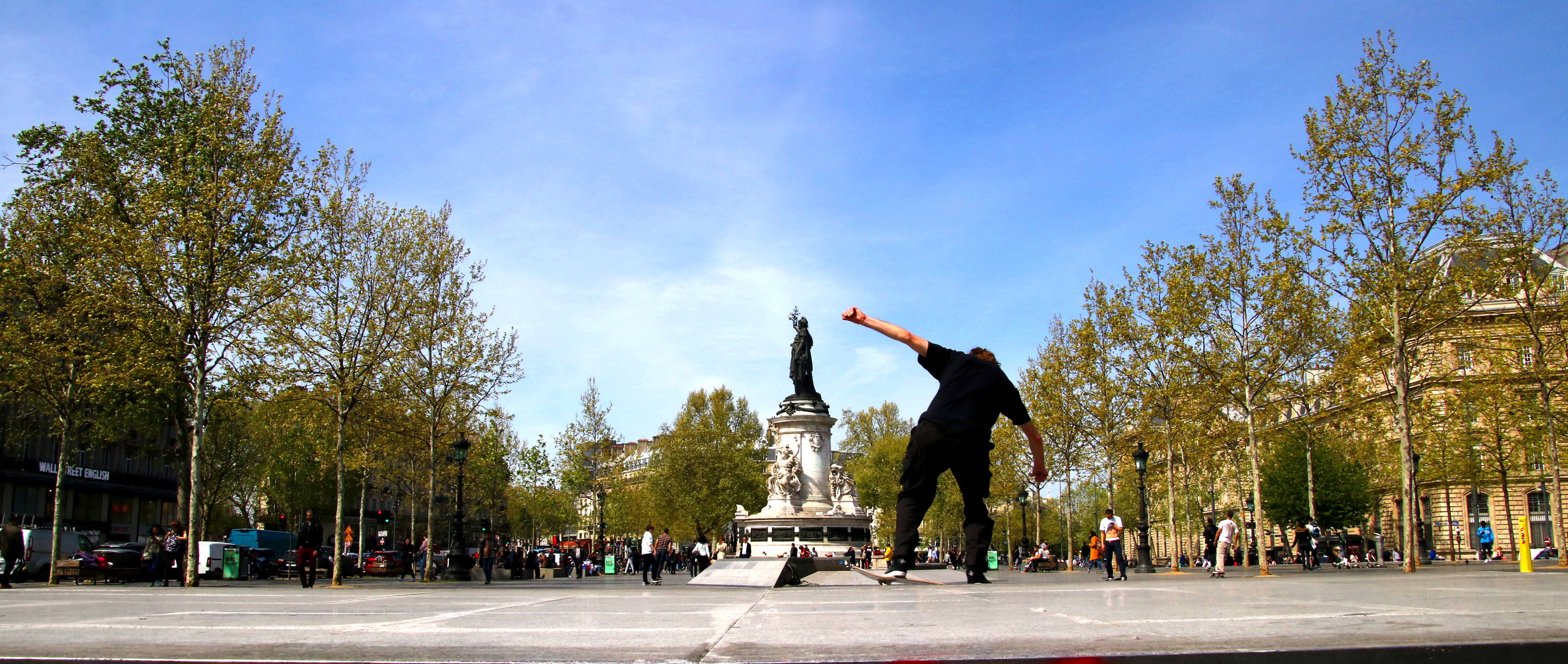 Place de la République à Paris le 18 avril 2019 avec un skateur au premier plan, archive sans lien avec la manifestation du 17 octobre 2026