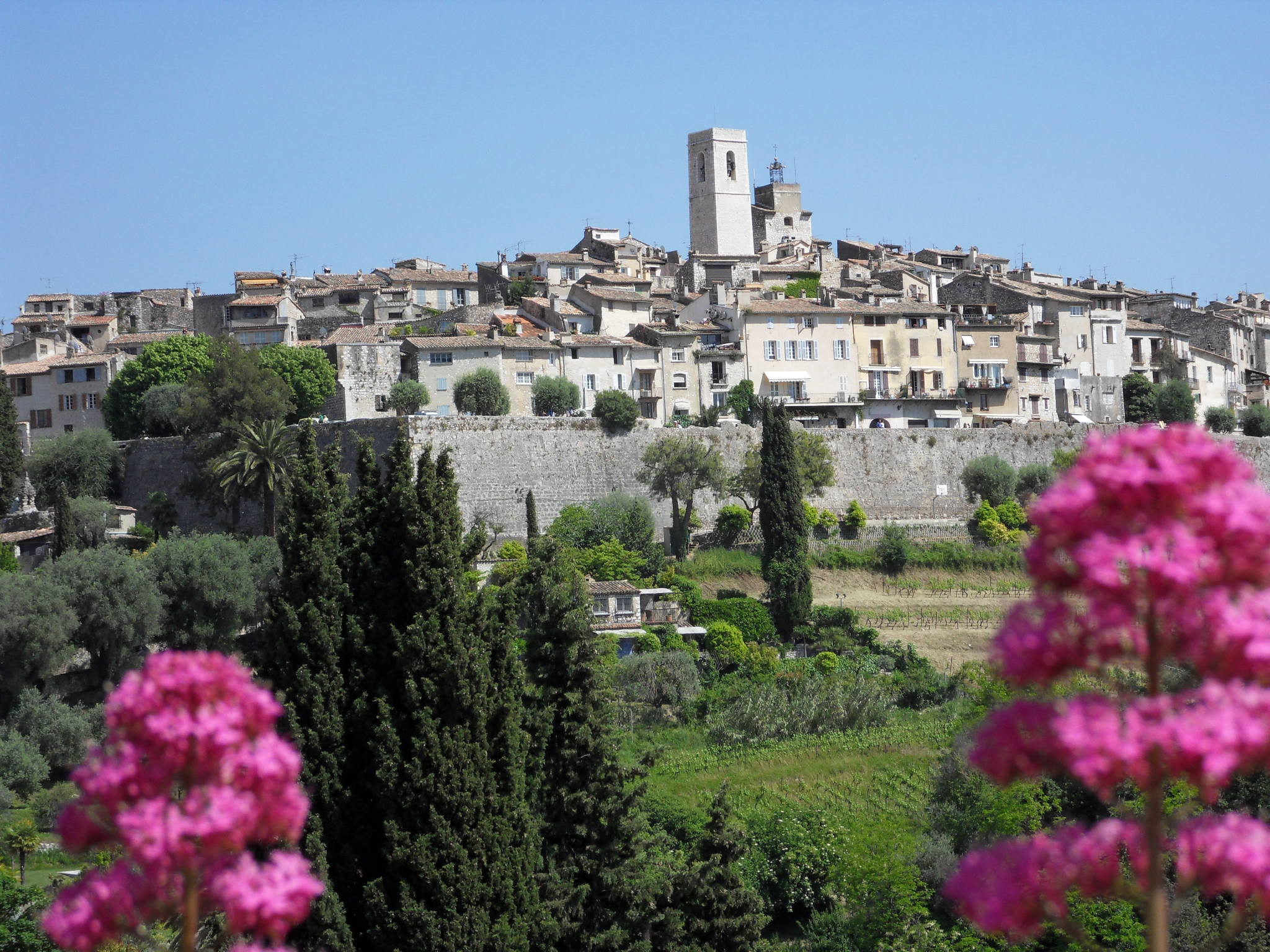 Vue d'ensemble du village de Saint-Paul-de-Vence, photographie d'archive de 2011