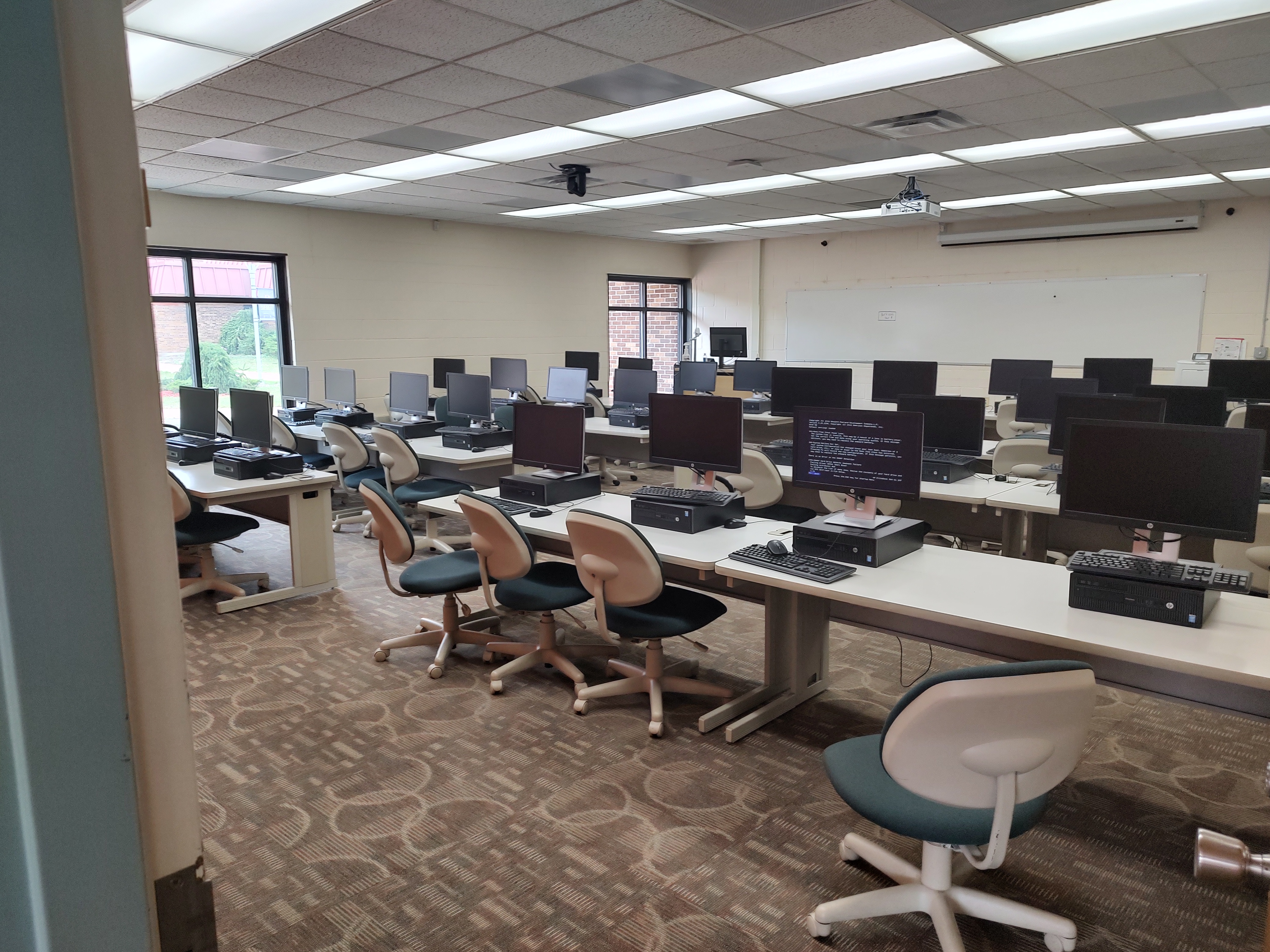 Salle informatique vide dans un établissement scolaire aux États-Unis, photographie d'illustration
