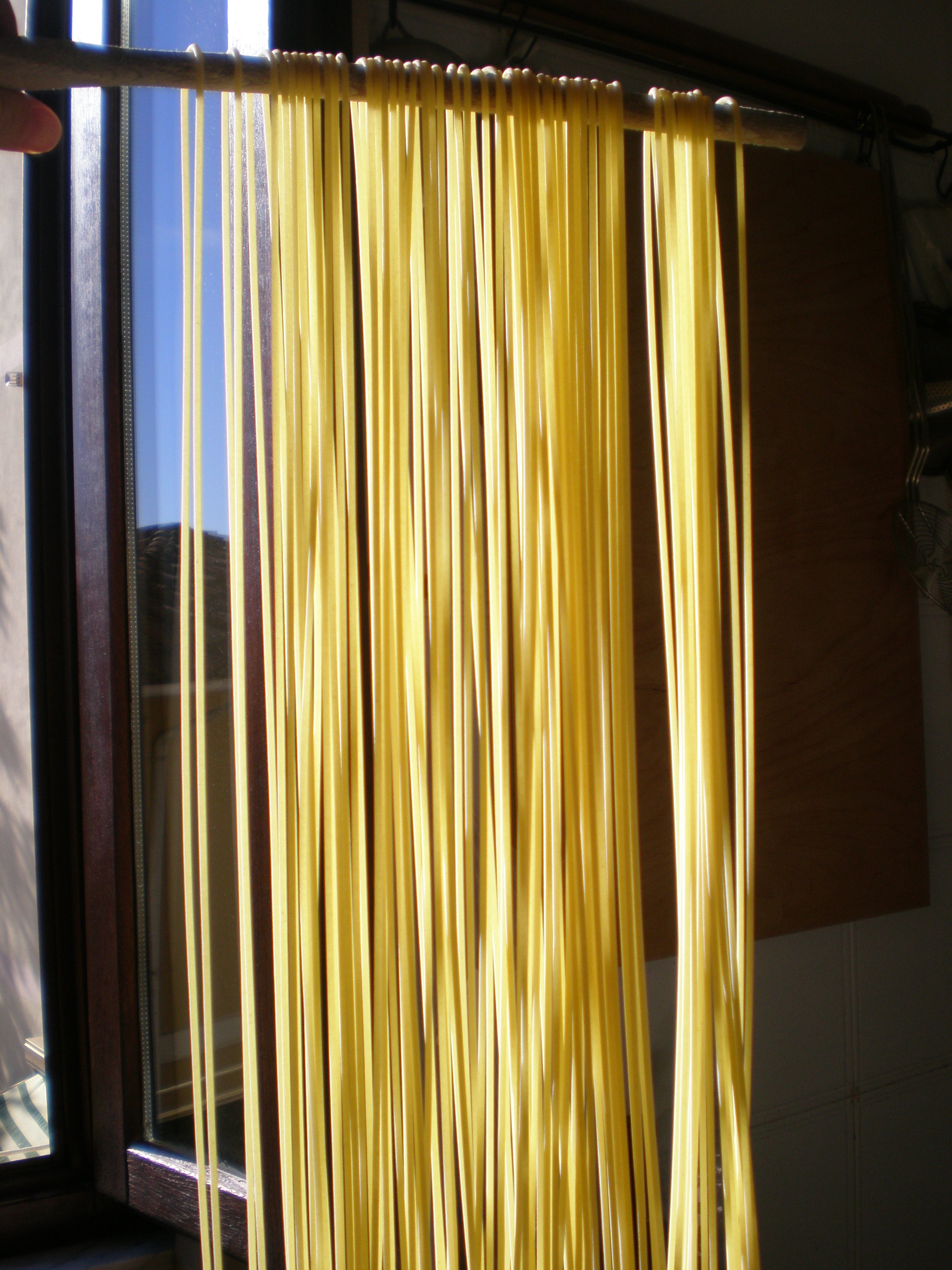 Spaghettoni suspendus à une tige, photographie d’archive de Nnaluci, sans lien établi avec une usine Panzani ou Cerealis