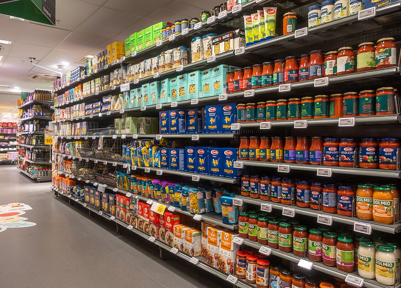Rayon d’épicerie d’un magasin de Stockholm en juillet 2021, photographie d’archive illustrative, sans lien avec les systèmes de froid attaqués